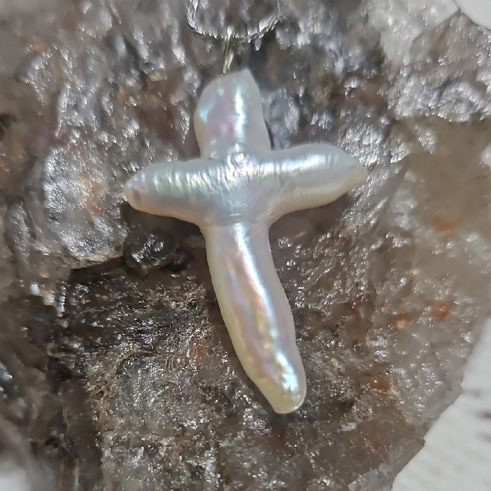 White Cultured Freshwater Pearl Cross On A 14k Italian White Gold Chain - Picture 9 of 11